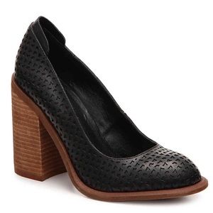 Kelsi Dagger Brooklyn Hall Pump